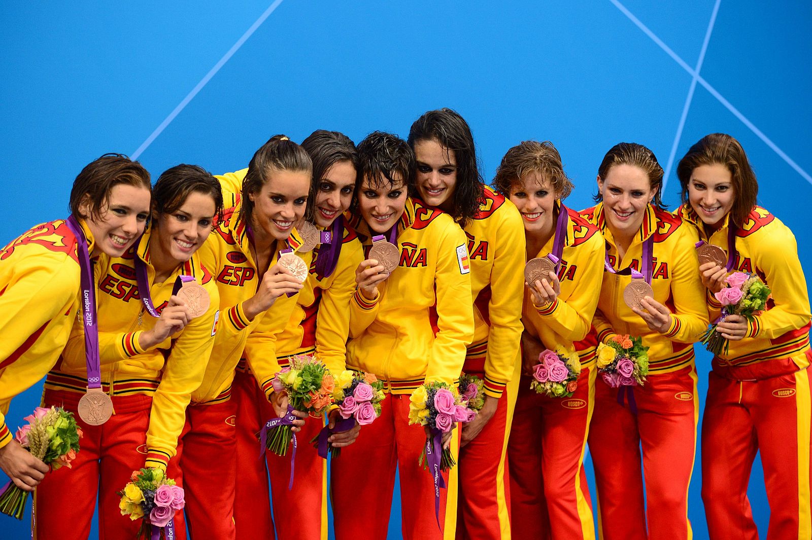 El equipo español de natación sincronizada en el podio de los Juegos