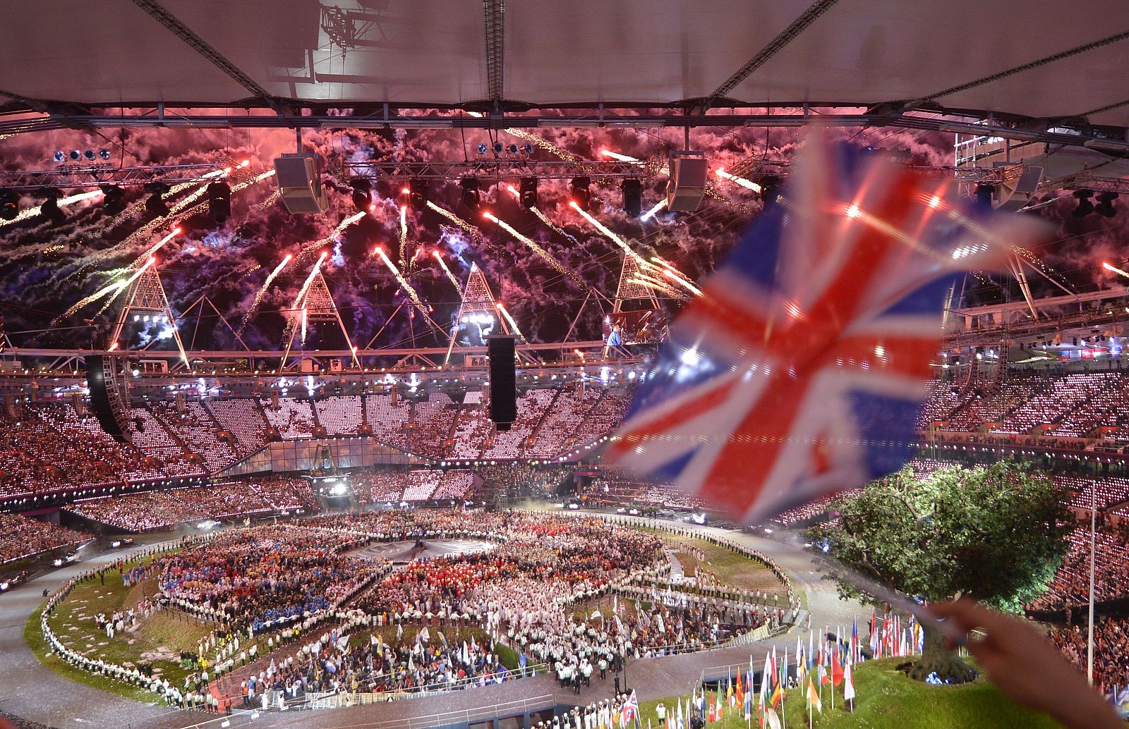 Fuegos artificiales sobre el estadio olímpico durante la ceremonia de inauguración de los Juegos de Londres 2012