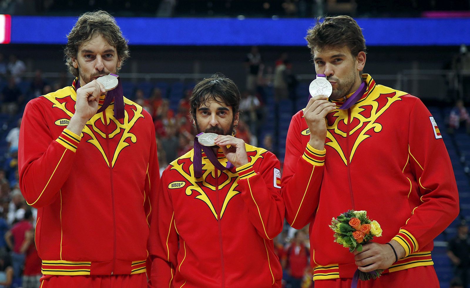 Los hermanos Gasol y Navarro muestran orgullosos la medalla de plata