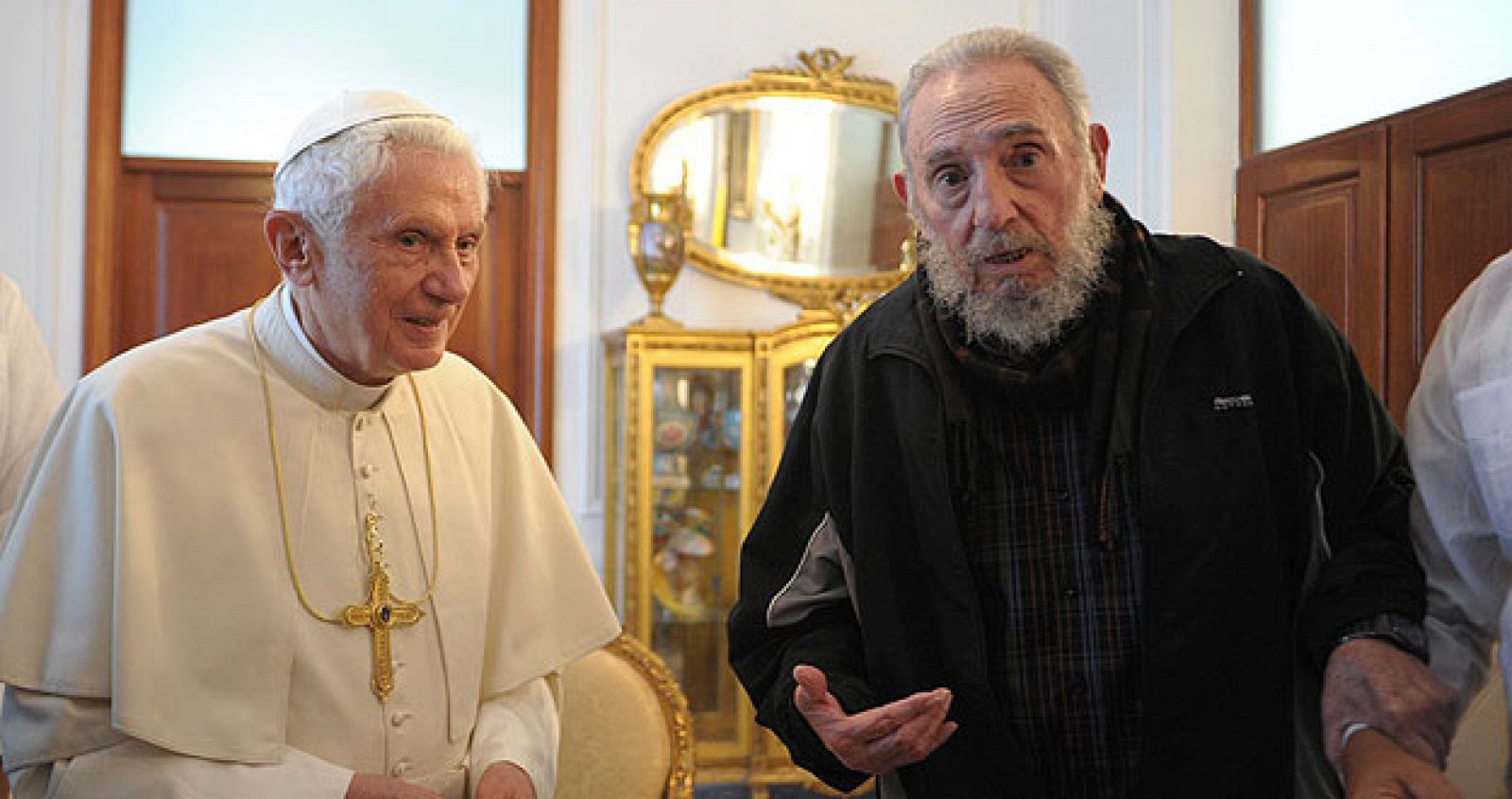 Fidel Castro en una de sus últimas apariciones públicas, junto al papa Benedicto XVI, el pasado 28 de marzo.