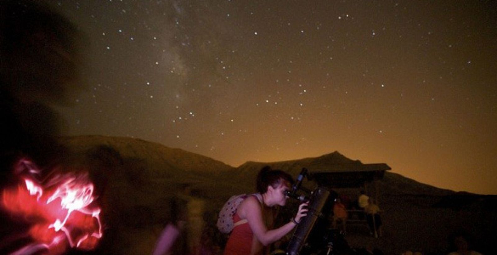 Un grupo de aficionados a la astronomia observa la lluvia de estrellas durante este fin de semana en Fuerteventura