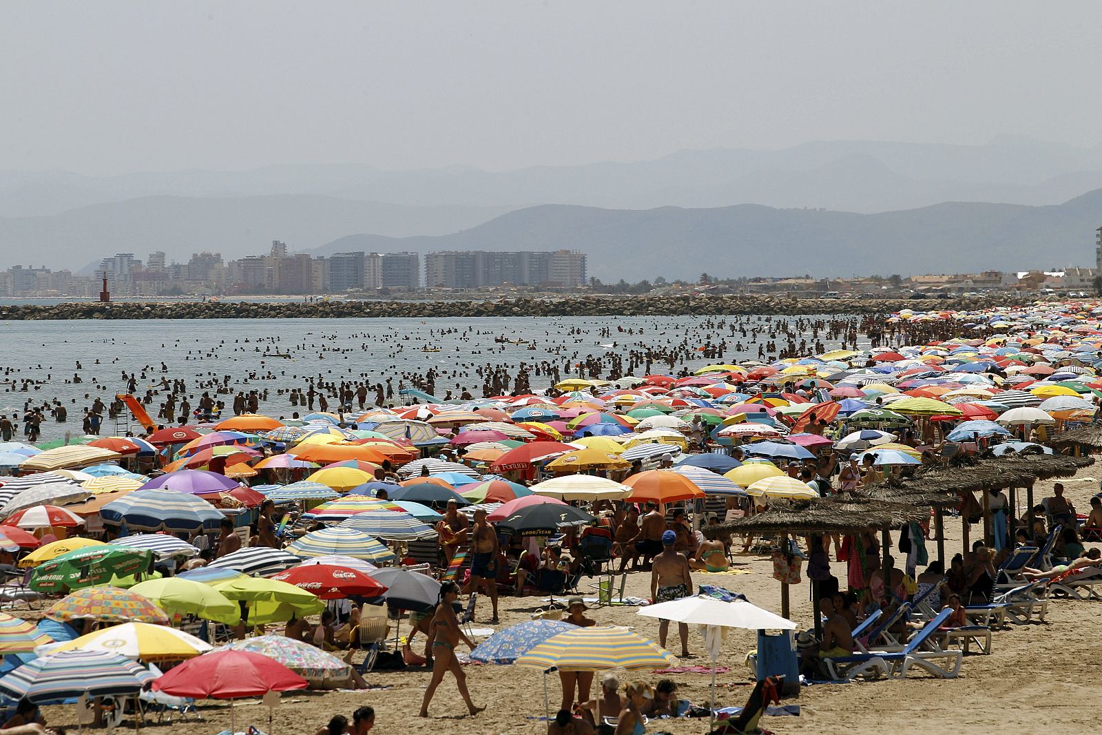 Cientos de personas se agolpan en la playa de El Faro en Cullera, Valencia