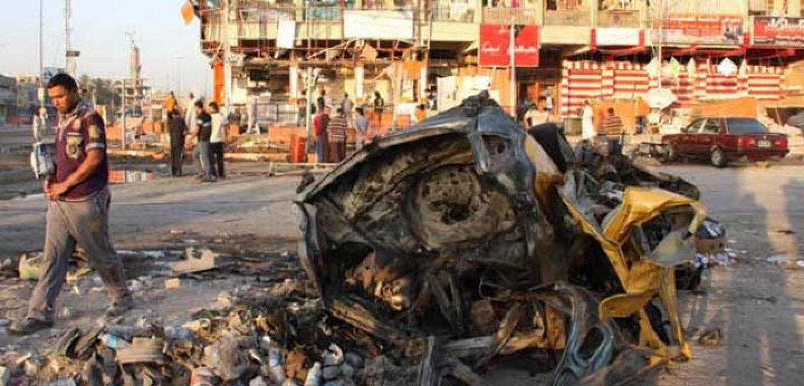 Imagen sobre uno de los coches bomba de los atentados en Sadr City, Bagdad. REUTERS/Wissm al-Okili