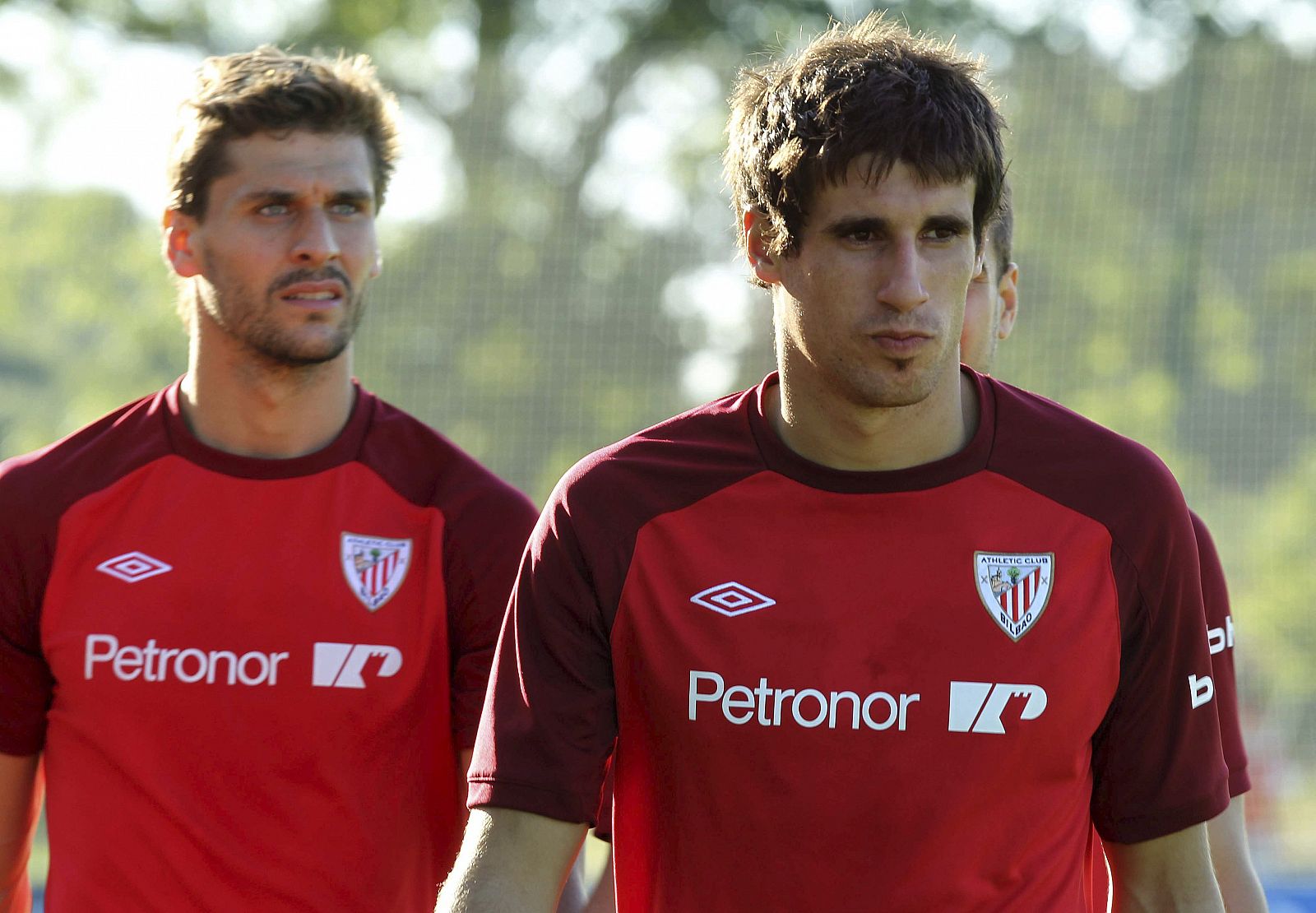 Los jugadores del Athletic Club de Bilbao Fernando Llorente (i) y Javi Martínez (d).