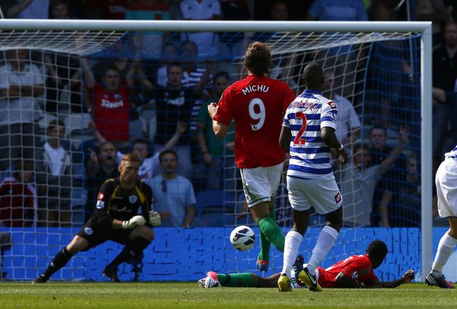 El delantero español Michu anota el primer gol del Swansea frente al Queen's Park Rangers