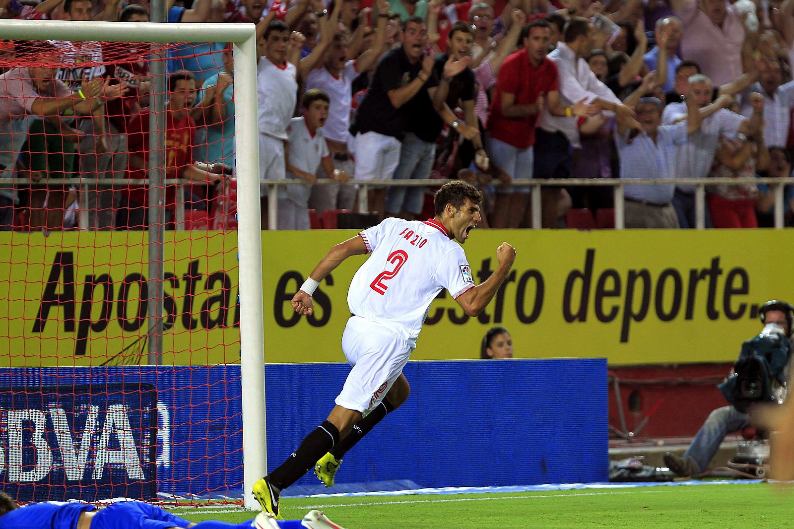 El defensa argentino del Sevilla FC, Federico Fazio, celebra su gol