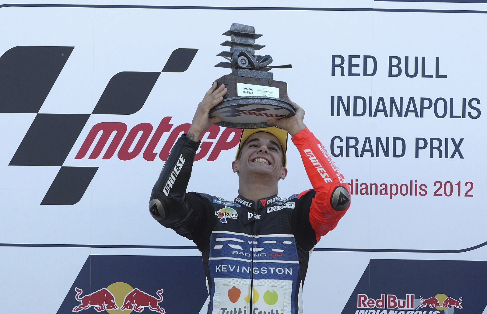 El español Luis Salom levanta el trofeo de vencedor de Moto3 tras su victoria en Indianápolis.