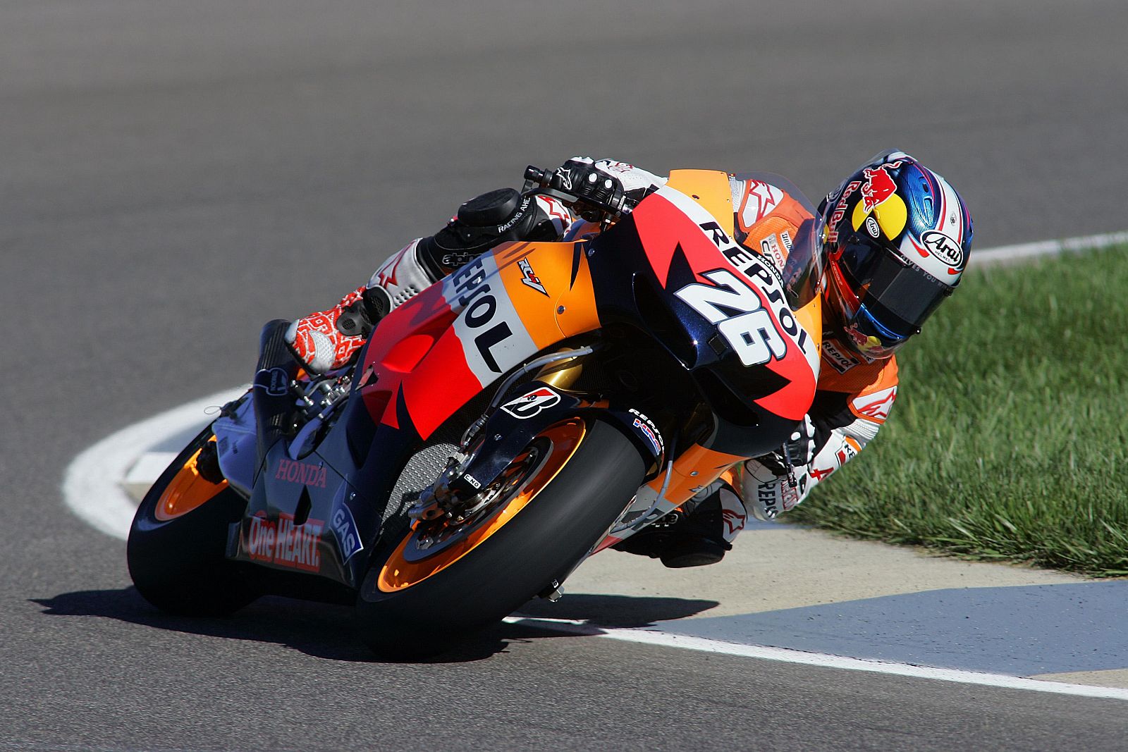 El piloto español de MotoGP Dani Pedrosa rueda en el circuito de Indianápolis.