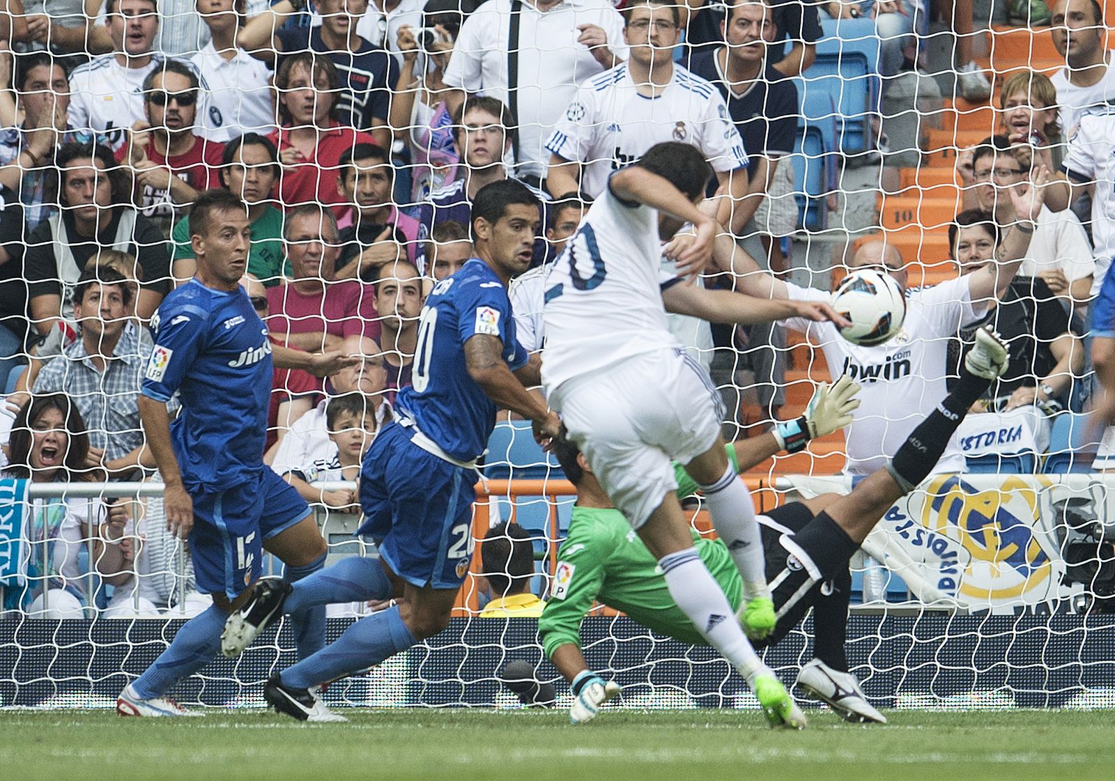 Gonzalo Higuaín remata para anotar el gol del Madrid frente al Valencia