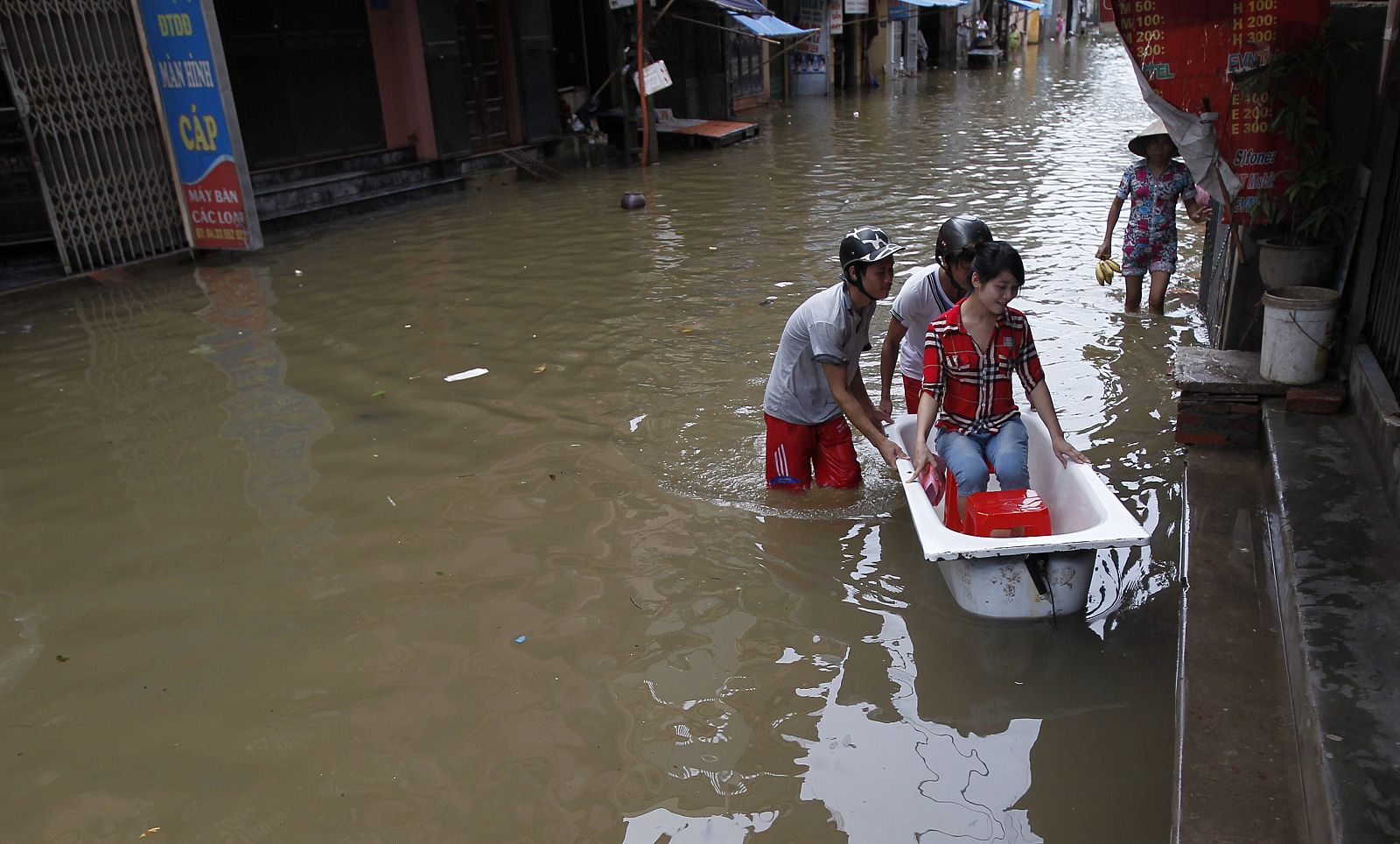 Calle inundada por la tormenta Kai Tac en Hanoi, el 18 de agosto