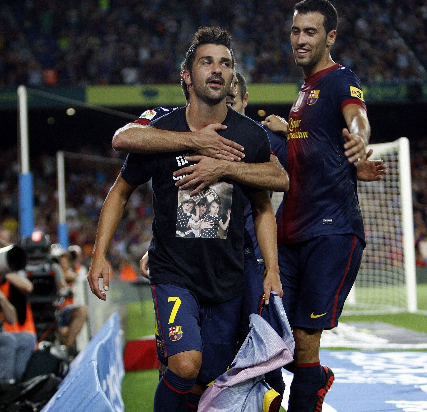 El delantero del F. C. Barcelona, David Villa, celebra su gol a la Real Sociedad