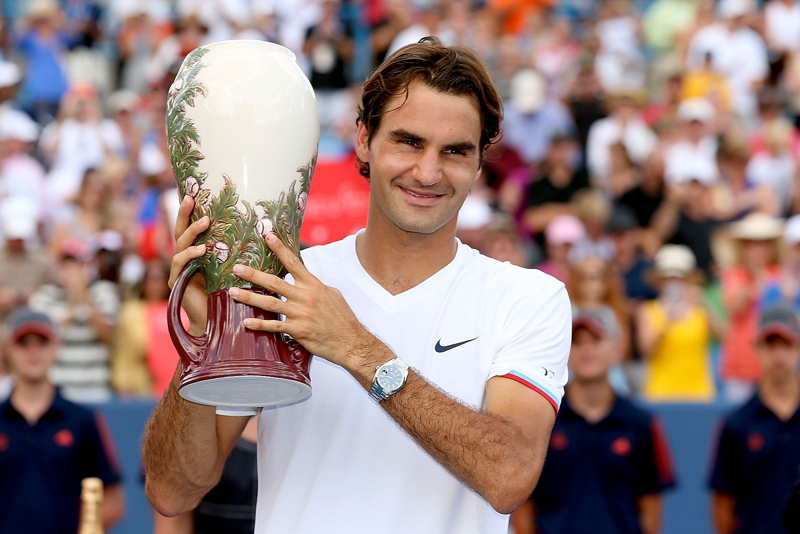 Roger Federer con el trofeo tras la victoria conseguida en el Masters 1000 de Cincinnati.