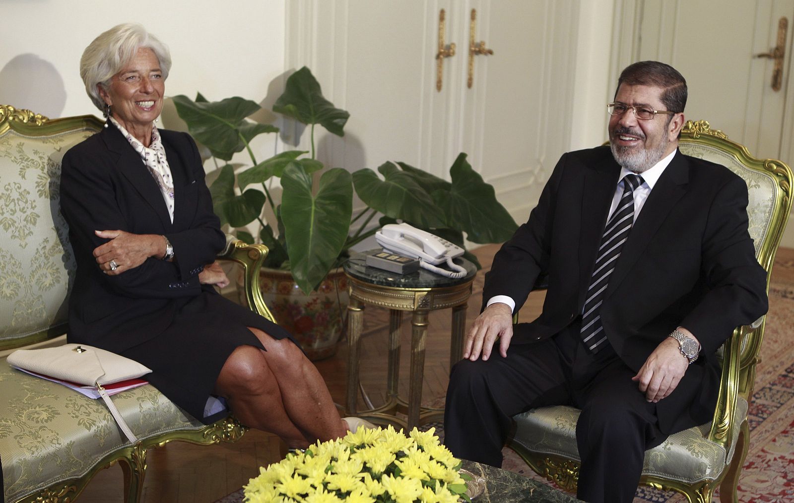 El presidente egipcio, Mohamed Mursi, con la directora del FMI, Christine Lagarde, en El Cairo