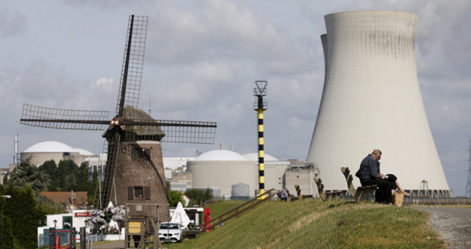 La central nuclear Doel en Bélgica tras su cierre cautelar por las fisuras en su reactor.