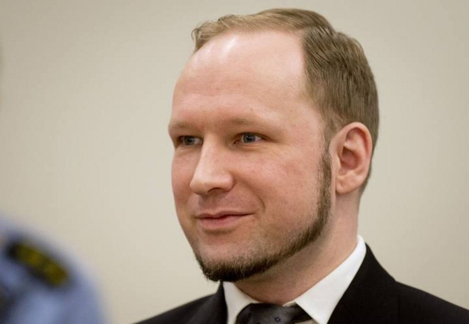 Breivik sonríe tras conocer el fallo que le considera penalmente responsable de los atentados de Noruega.