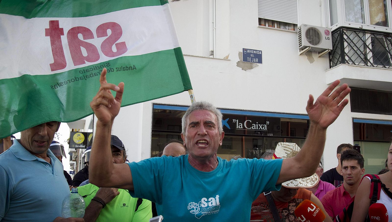 Diez detenidos por ocupar una entidad bancaria en la marcha del SAT en Cádiz