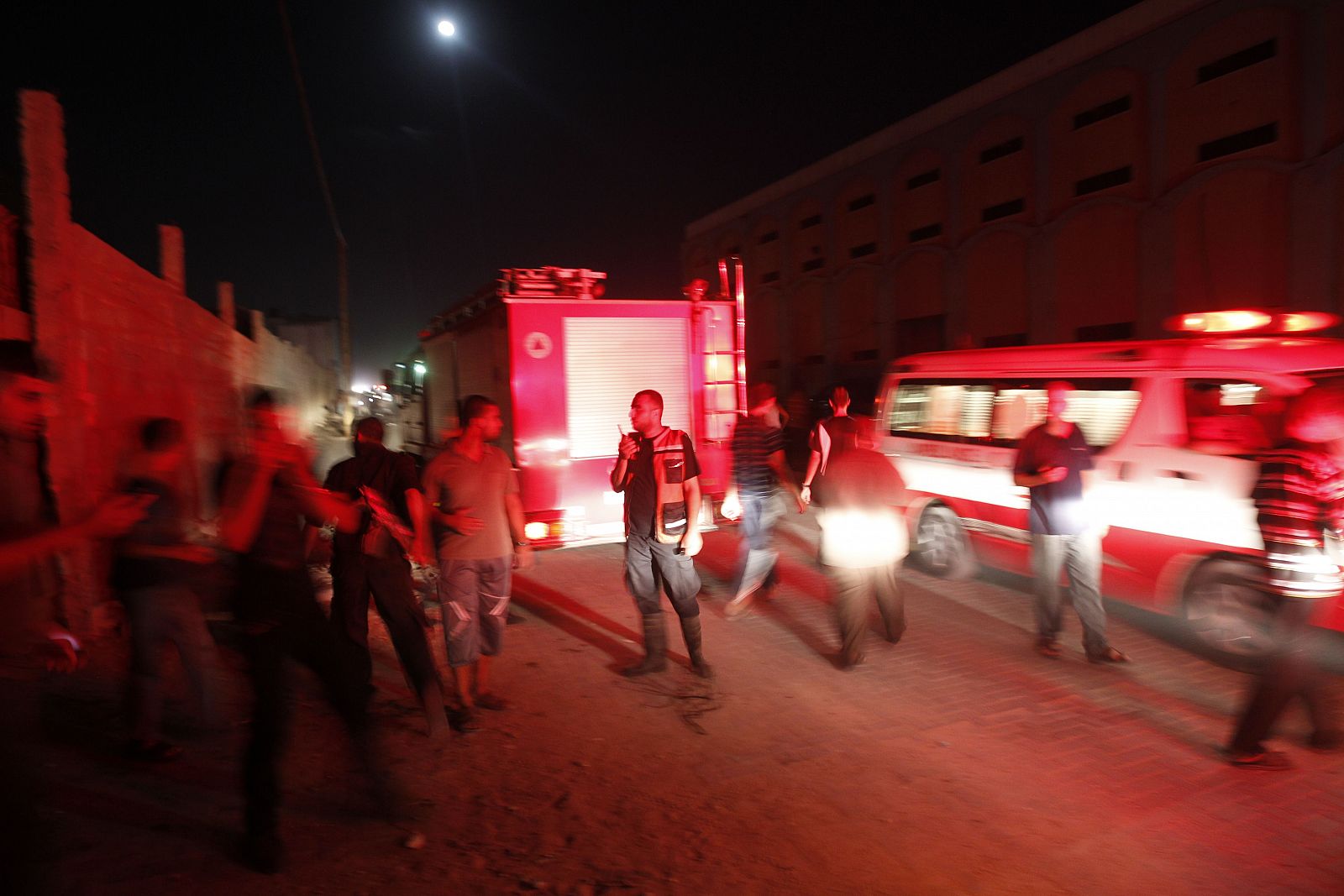 Ambulancias y bomberos acuden tras un ataque israelí en Gaza, el 28 de agosto