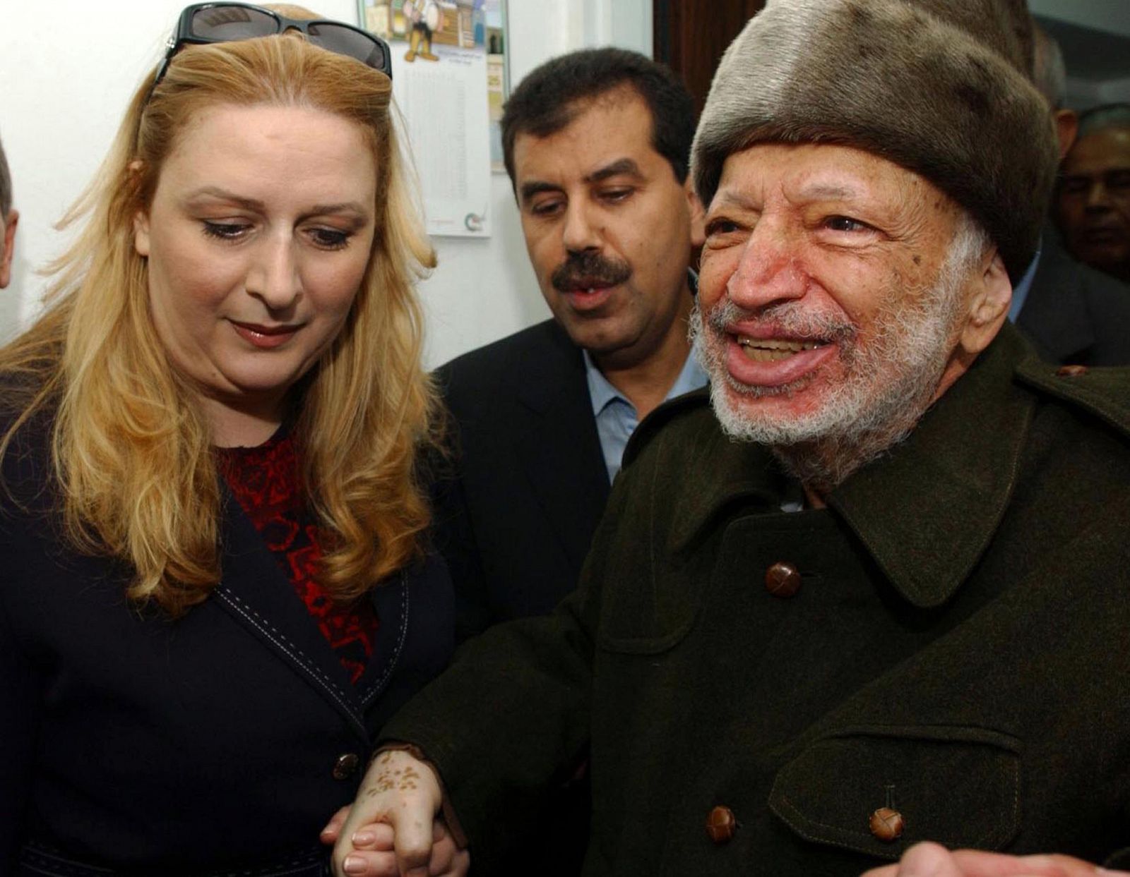 Imagen de archivo de Yaser Arafat junto a su esposa Suha en 2004.