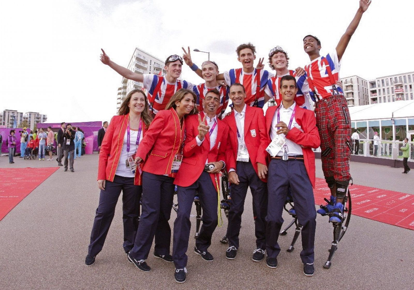 Algunos de los componentes del equipo paralímpico español tras el izado de banderas  en la villa olímpica, en Londres.