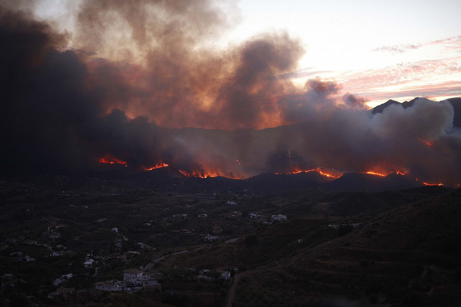 El fuego cerca de las casas del Barranco Blanco de Coín