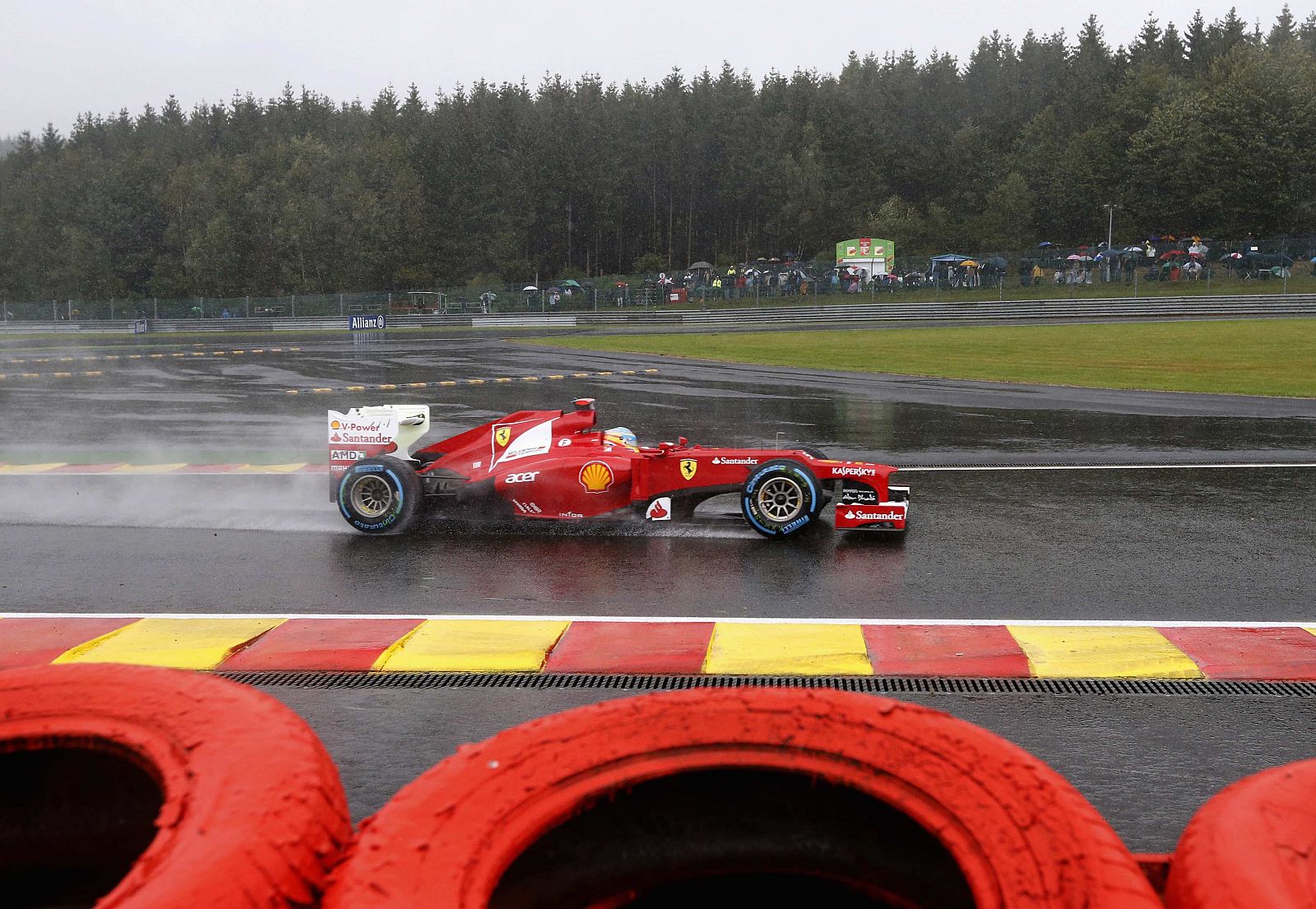 El español Fernando Alonso durante la primera sesión de entrenamientos en el Gran Premio de Bélgica.