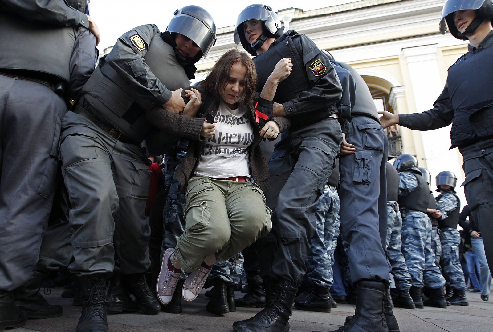 La Policía rusa detiene a una activista durante la protesta para reivindicar el artículo 31 de la Constitución (derecho de reunión), en San Petersburgo