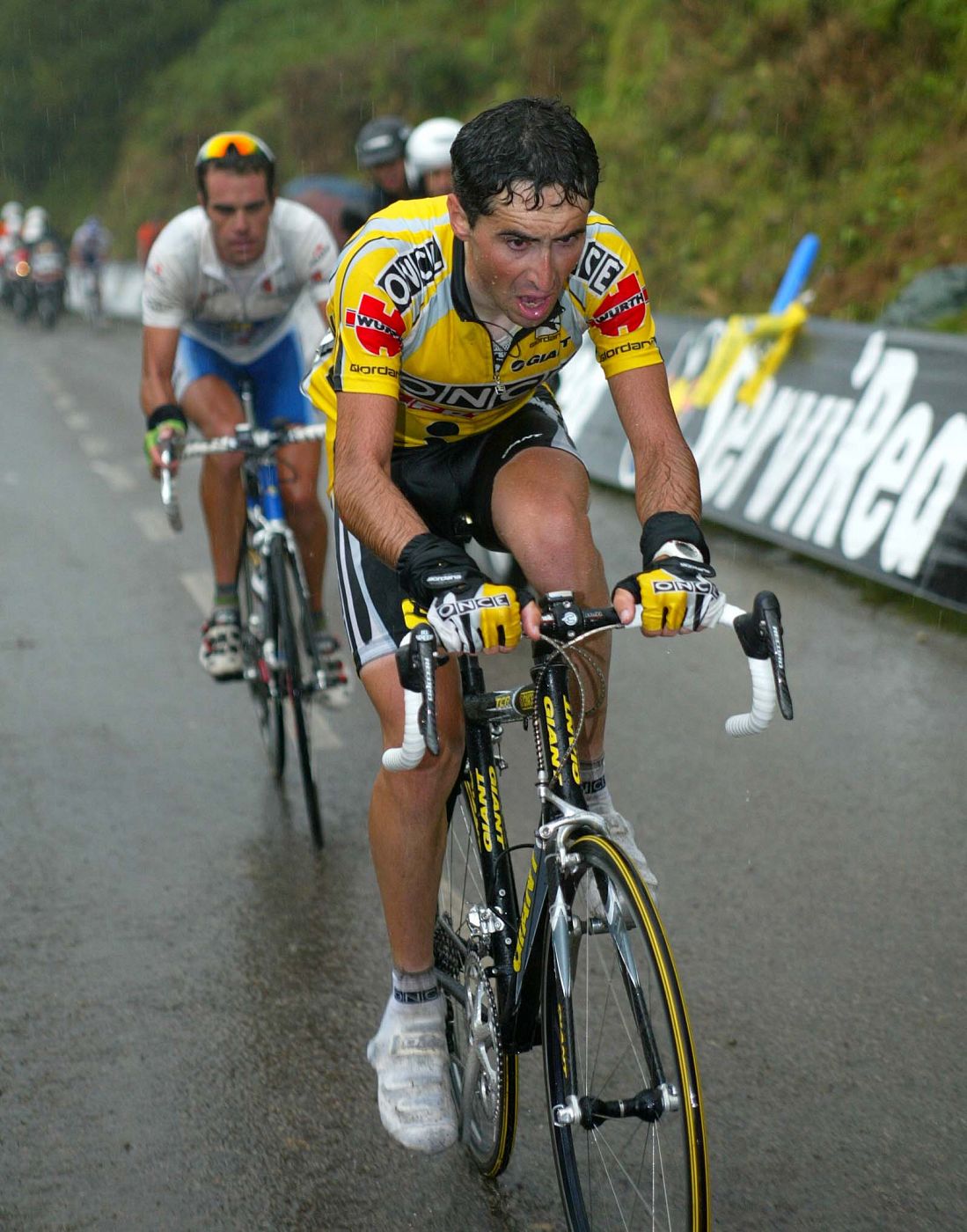 Imagen de Joseba Beloki (ONCE) y Aitor González (Kelme) durante la Vuelta a España 2002.