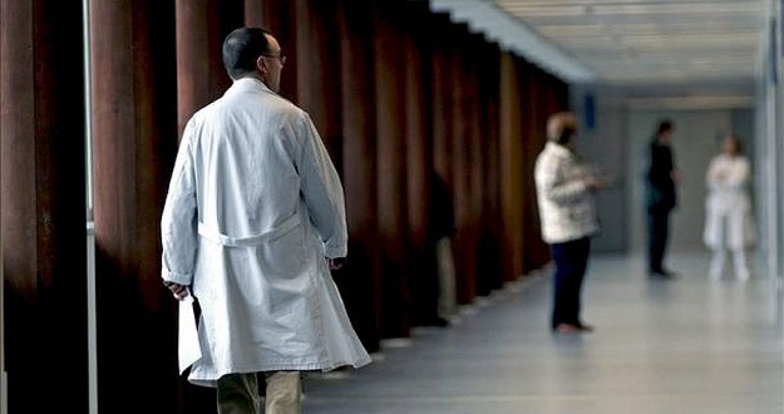 Un médico recorre el pasillo de un hospital en una foto de archivo.