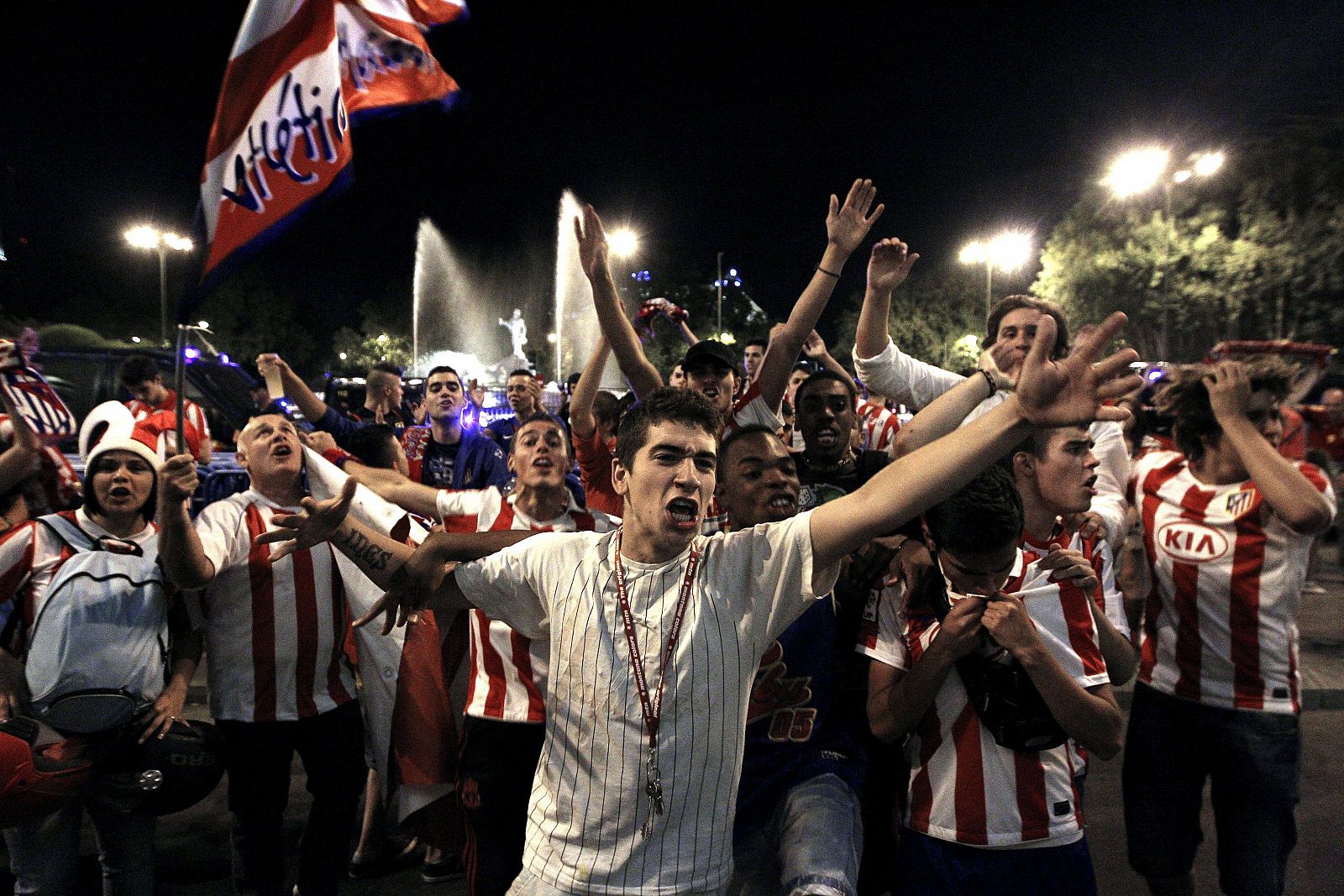 La afición del Atlético de Madrid celebra, esta noche en la madrileña Plaza de Neptuno