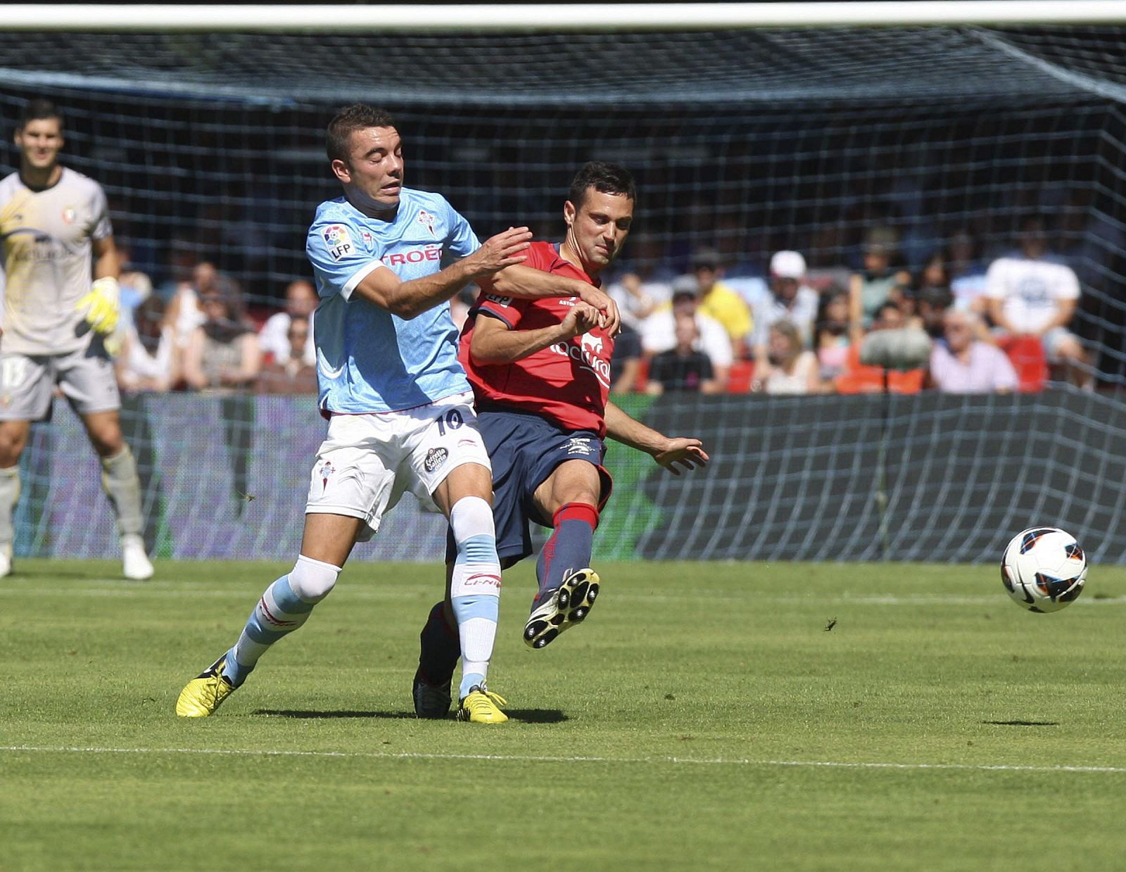 El delantero del Celta Vigo, Iago Aspas (i), lucha la pelota con el defensa del CA Osasuna, Alejandro Arribas