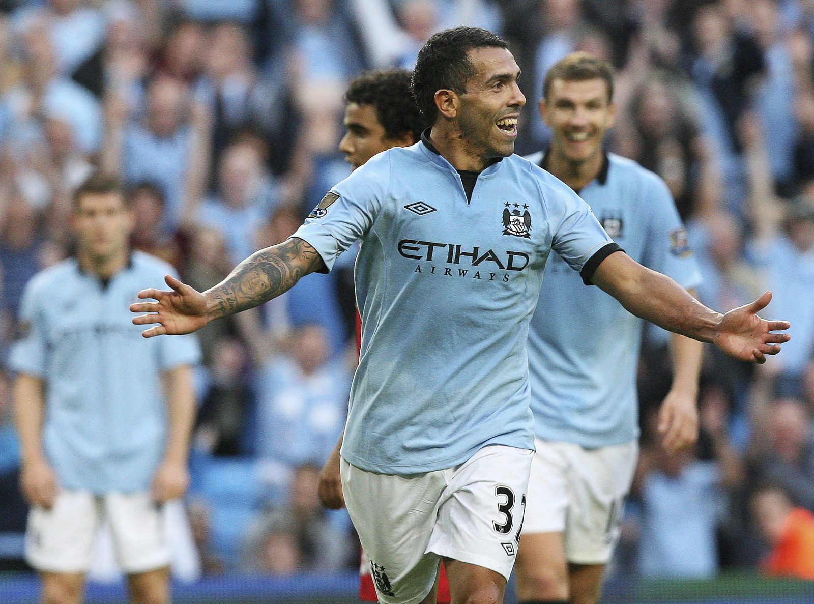 El jugador argentino del Manchester City Carlos Tévez (c) sonríe después de marcar el 3-1