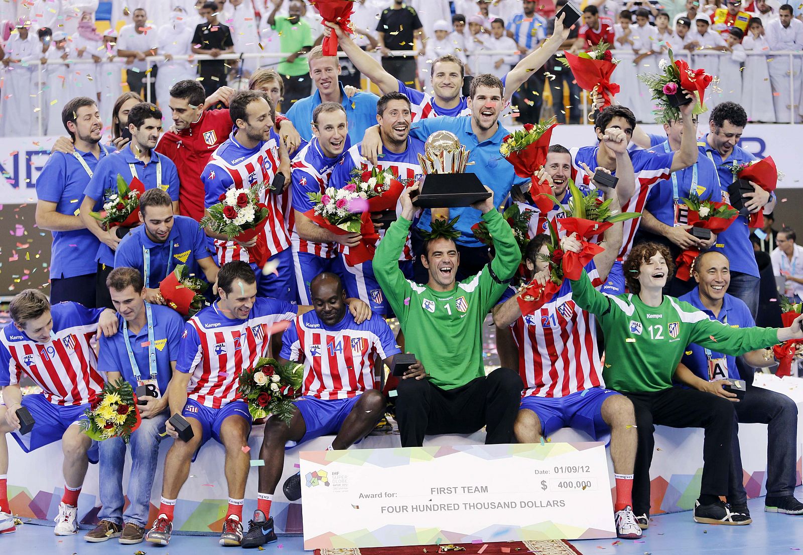 Los jugadores del Atlético de Madrid de balonmano celebran el Mundial de clubes