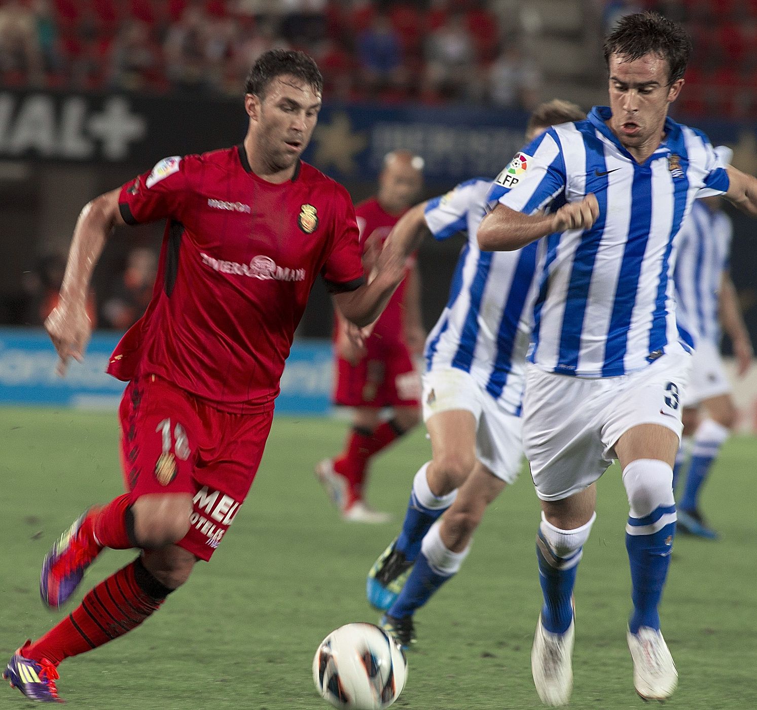 El delantero del RCD Mallorca, Víctor Casadesus (i), disputa el balón con el defensa de la Real Sociedad, Mikel González