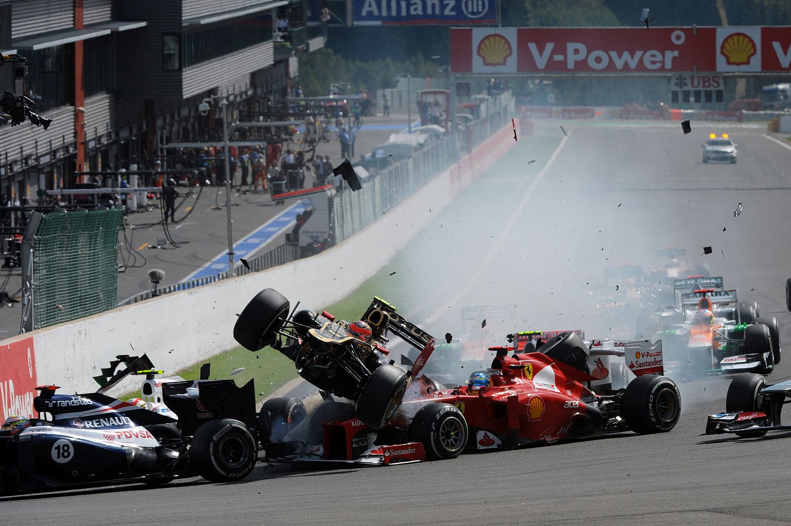 Imagen del espectacular accidente de Grosjean, Hamilton y Alonso en Spa