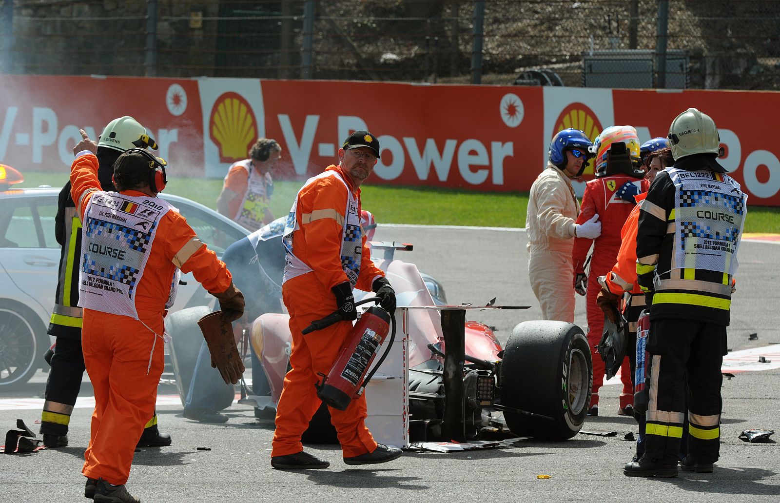 Fernando Alonso se marcha de la pista de Spa tras el accidente