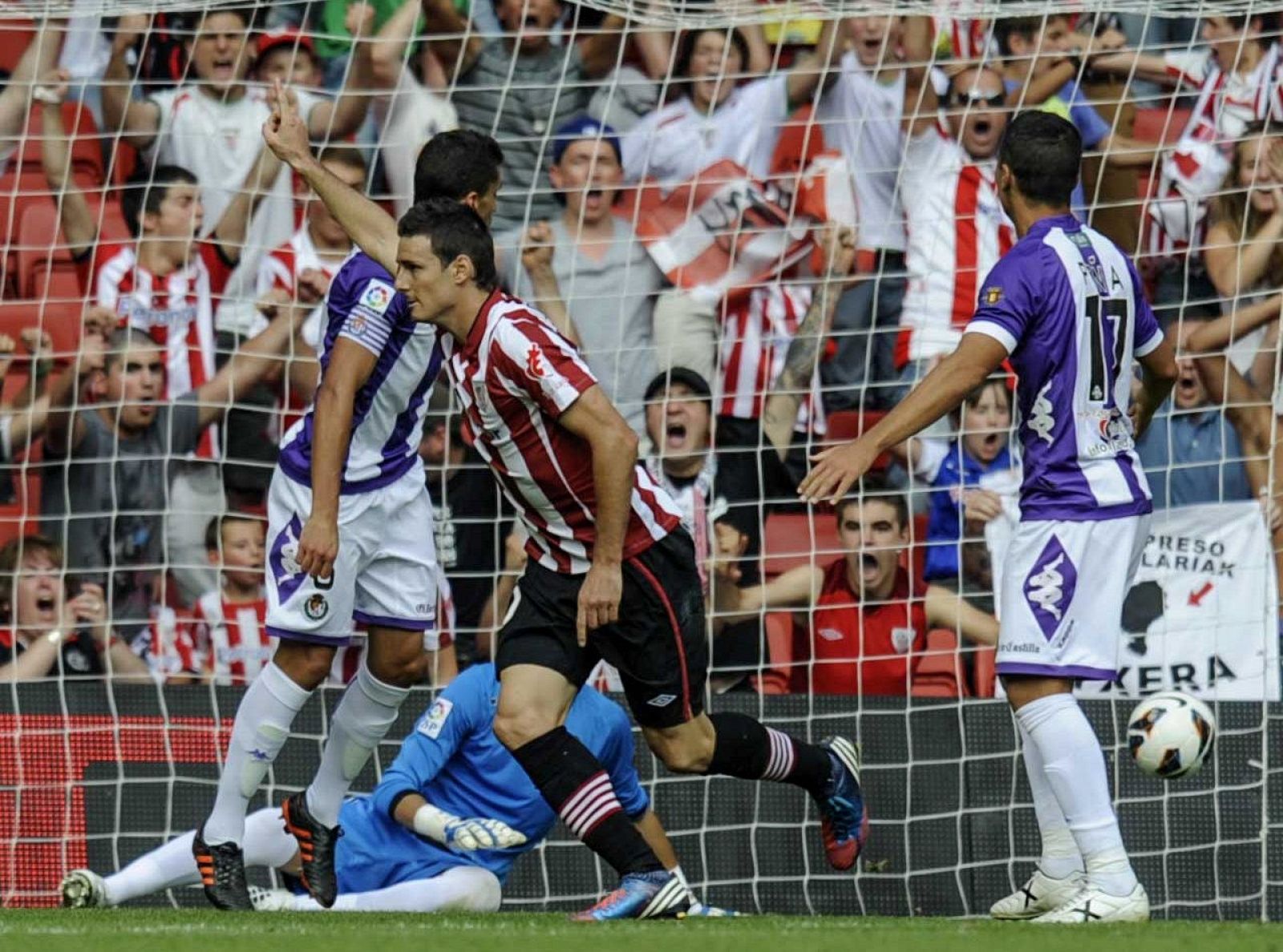 El delantero del Athletic Aritz Aduriz (c) celebra su gol, el primero de su equipo, frente al Real Valladolid