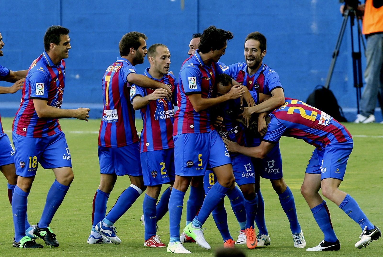 Los jugadores de la UD Levante celebran uno de los tres goles de su equipo.