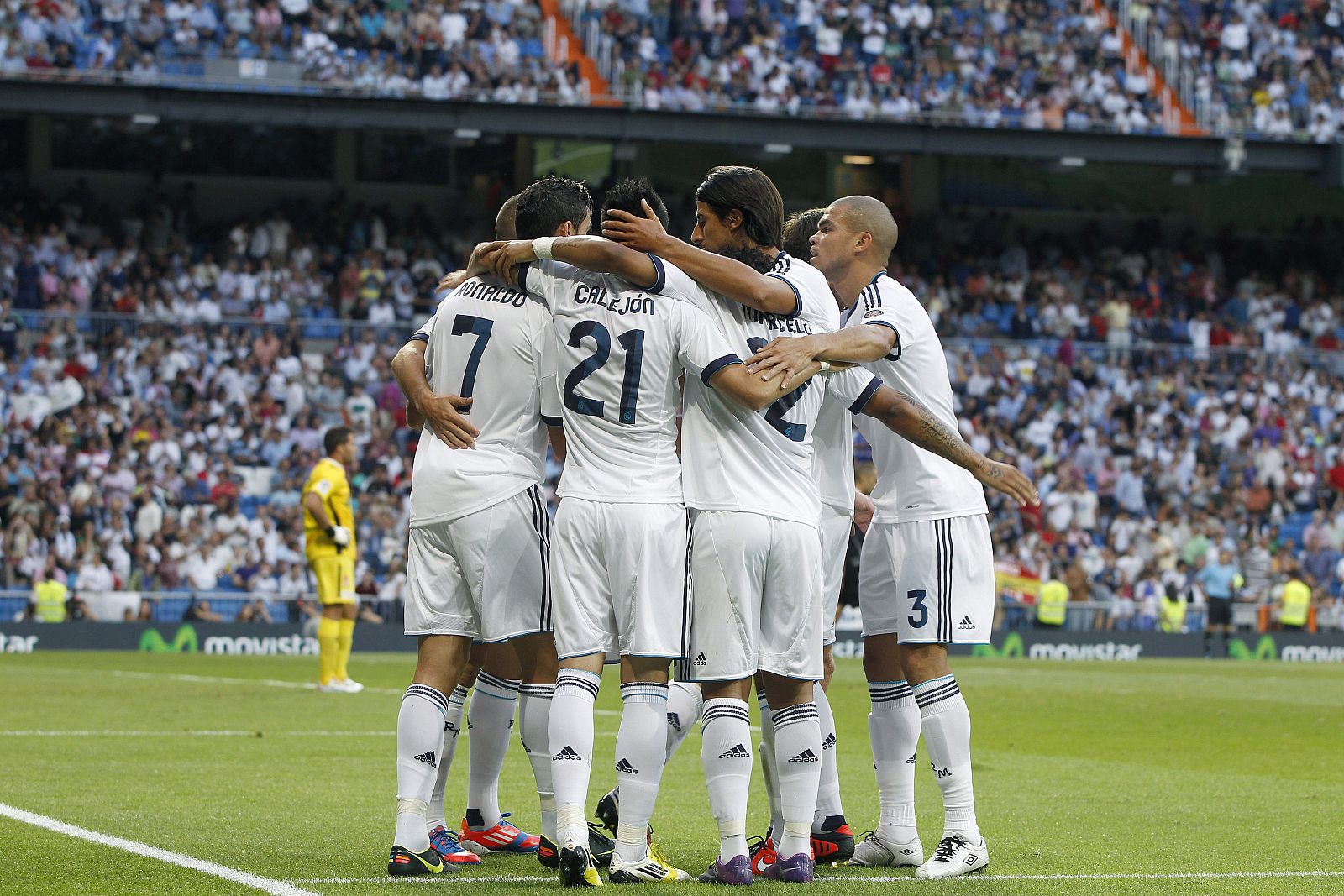 Los jugadores del Real Madrid celebran el primer gol de Cristiano Ronaldo.