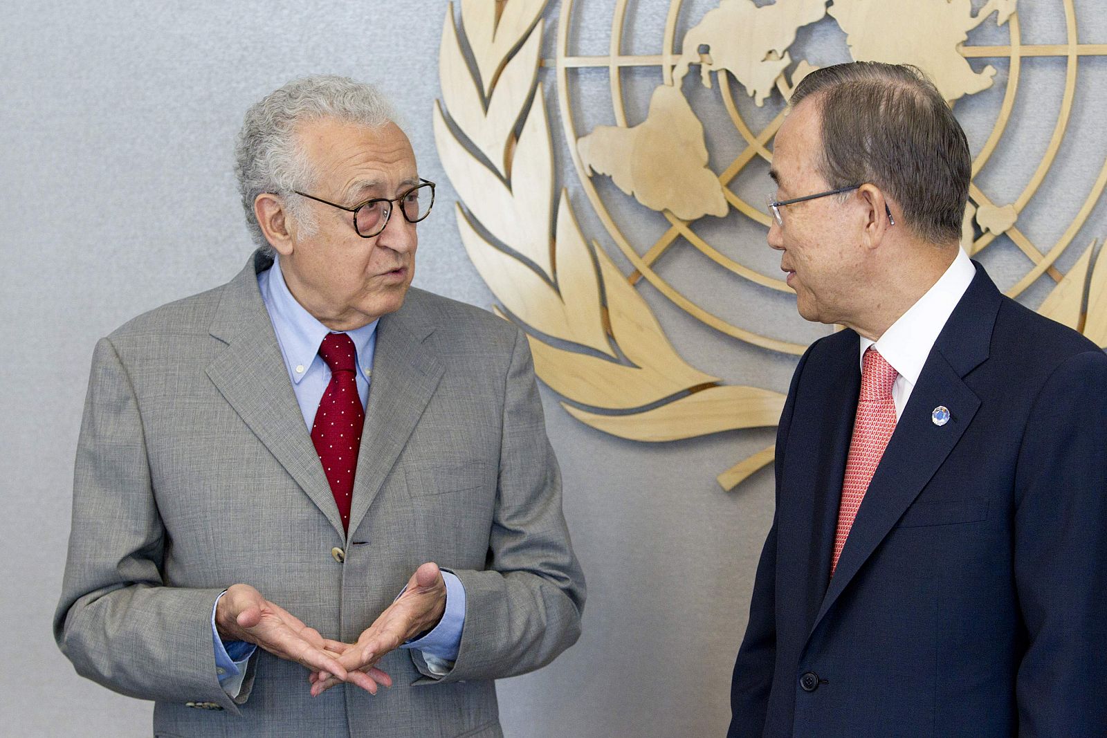 Lajdar Brahimi, enviado especial de la ONU y la Liga Árabe para Siria (izda), junto al secretario general de la ONU, Ban Ki moon, el 24 de agosto