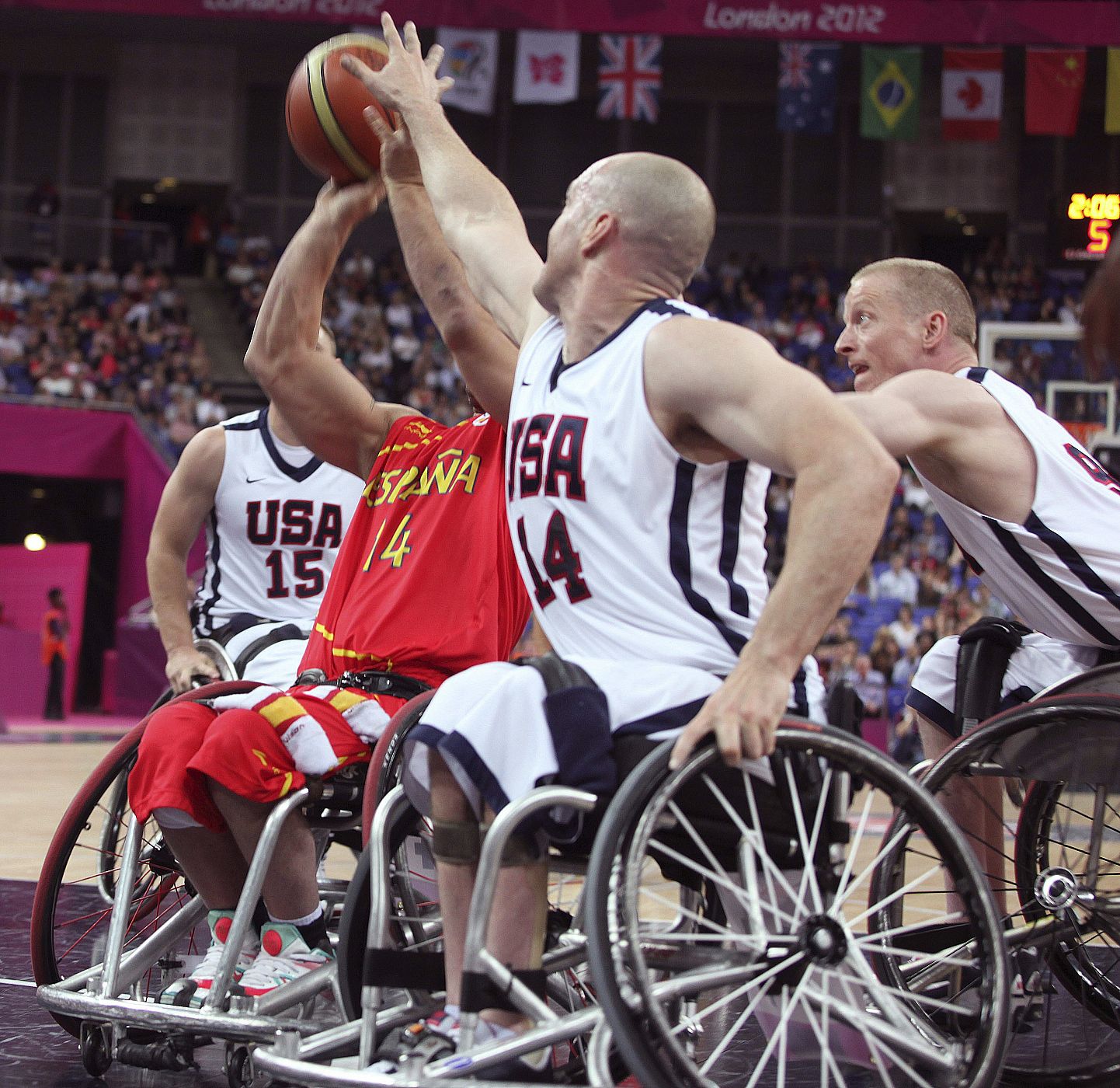Un jugador de la selección española de baloncesto trata de lanzar a canasta ante varios defensores estadounidenses, durante el partido disputado este lunes en los Juegos Paralímpicos Londres 2012.