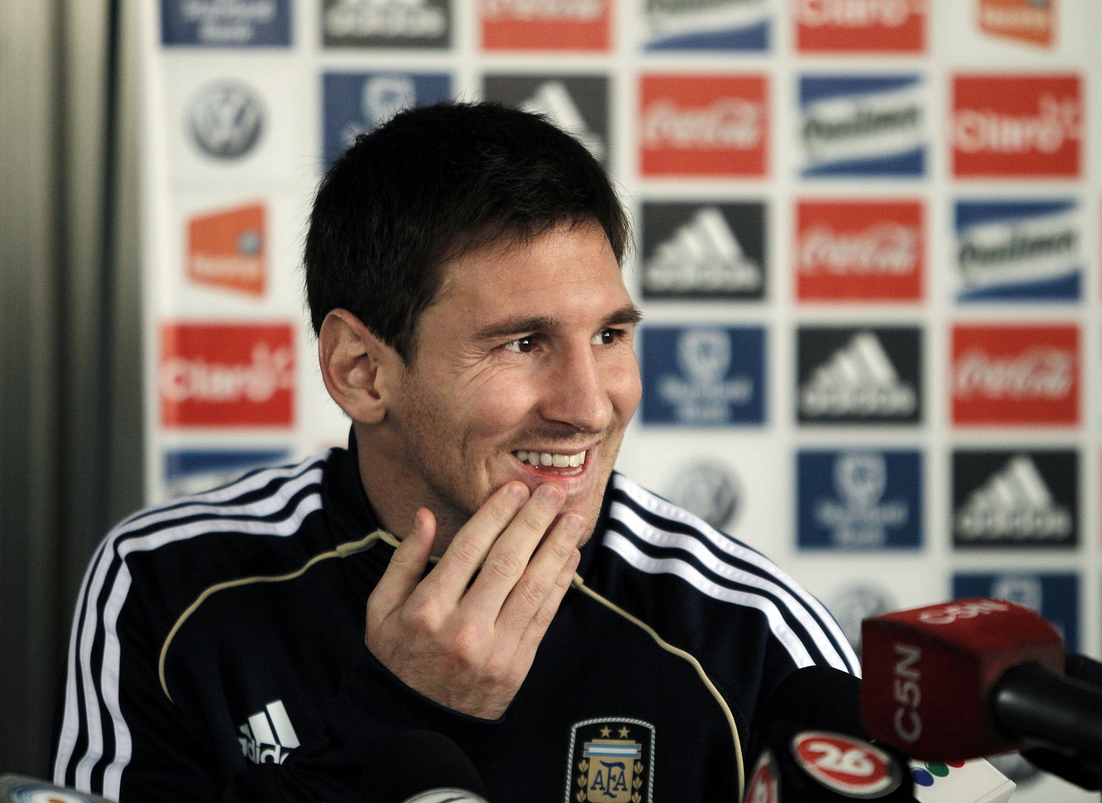 El jugador argentino Lionel Messi dialoga con la prensa