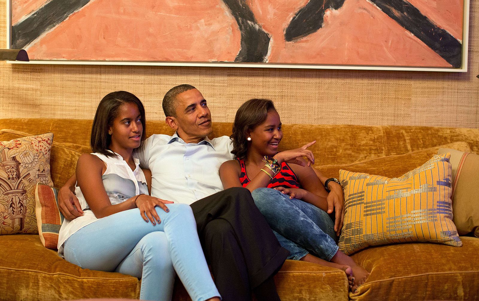 Obama sigue el discurso de su esposa en la Convención Demócrata junto a sus hijas
