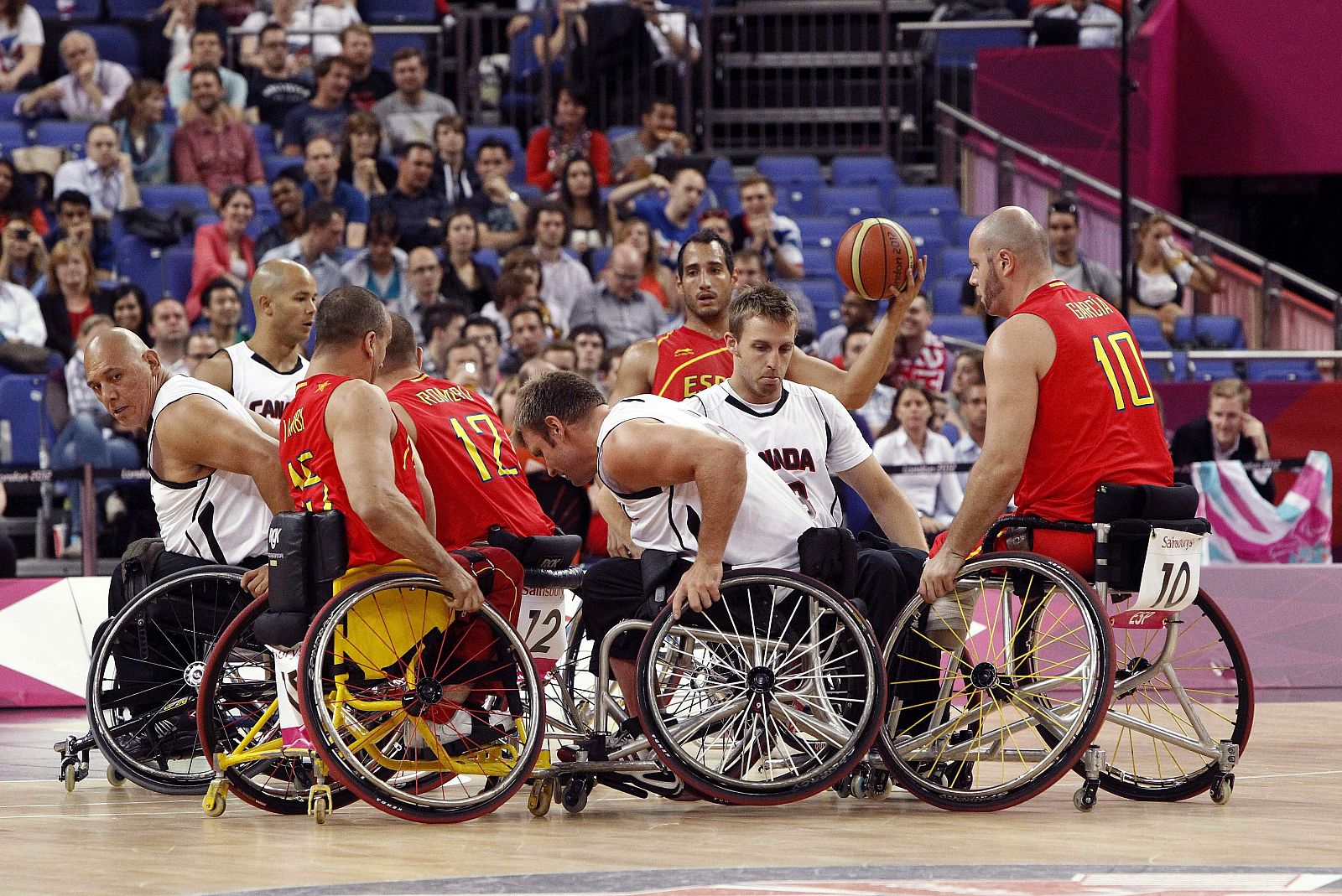 Jugadores de las selecciones de España y Canadá durante el partido de baloncesto disputado en la sexta jornada de competición de los Juegos Paralímpicos Londres 2012.