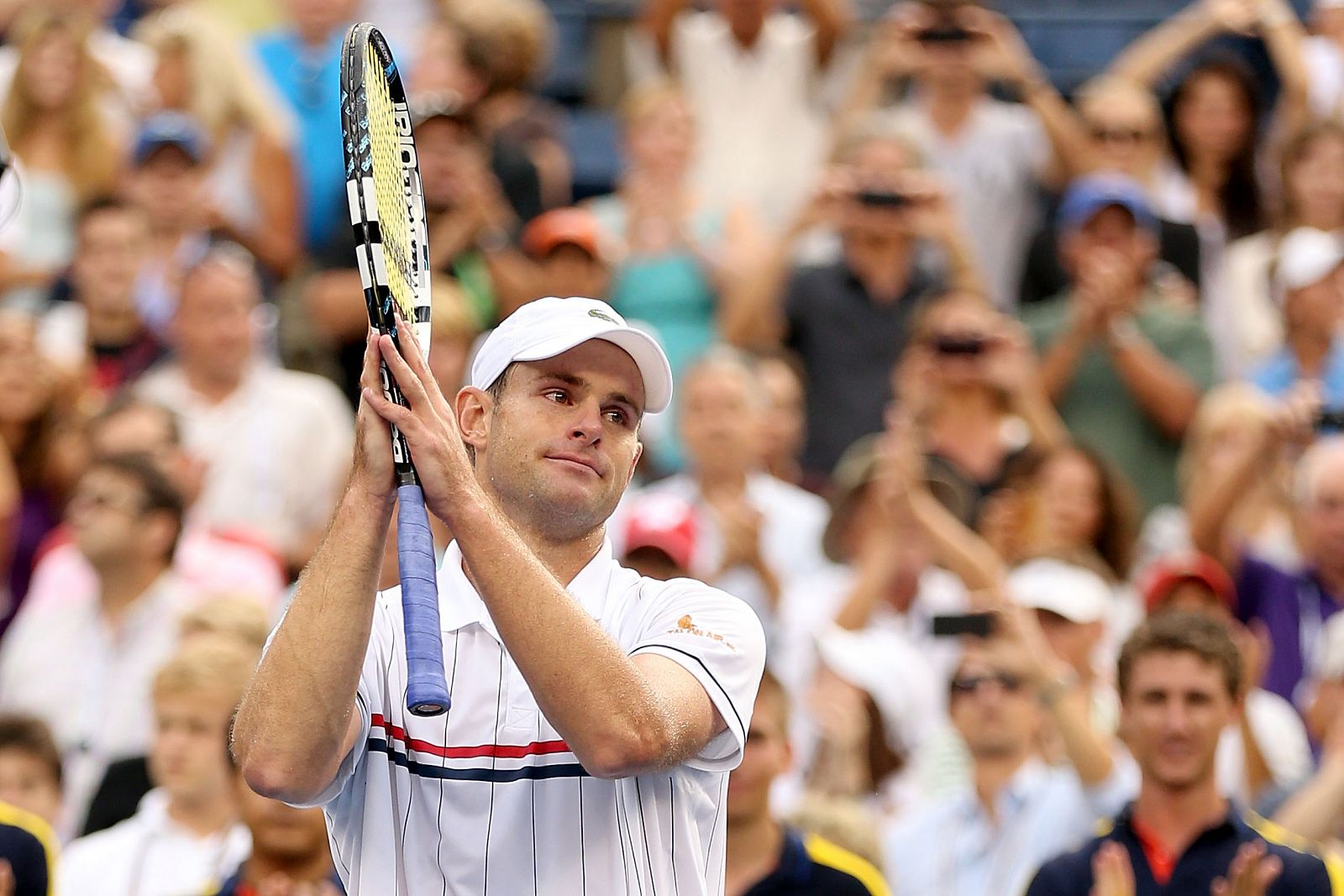 Andy Roddick saluda al público tras caer derrotado ante el argentino Del Potro en los octavos de final del US Open.