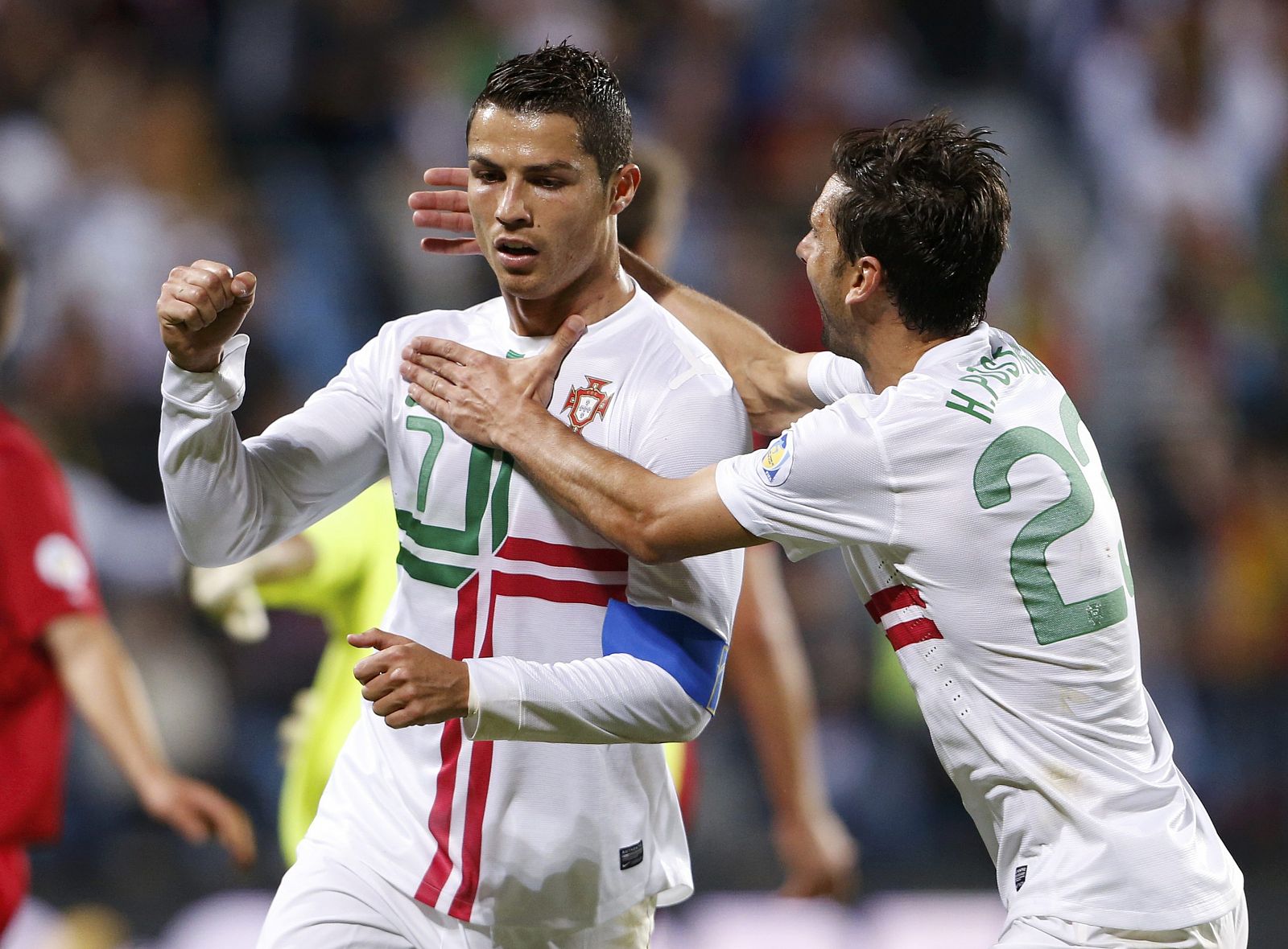 Cristiano Ronaldo celebra su gol a Luxemburgo junto a su compañero de equipo Helder Postiga.