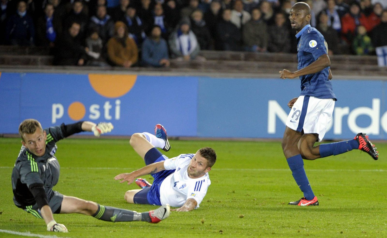 Diaby marca el gol ante Finlandia que le da los tres puntos a Francia en el debut oficial del entrenador Didier Deschamps.