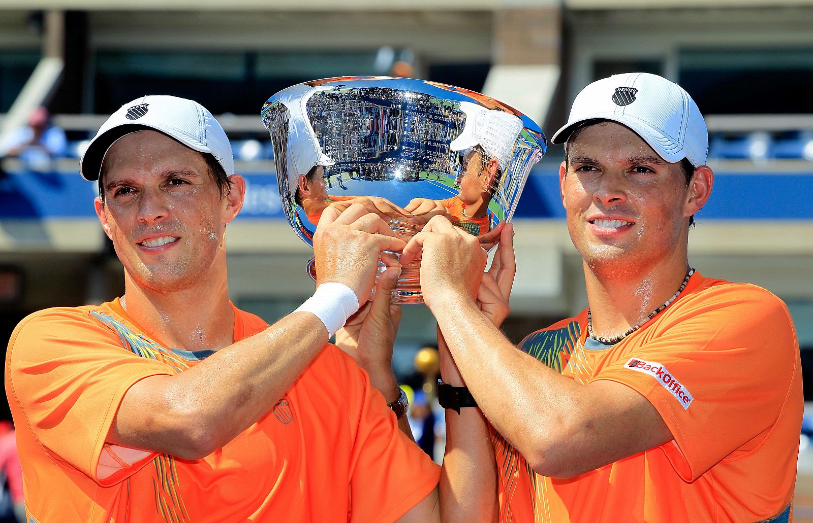 Mike Bryan y Bob Bryan, con el trofeo de campeones en el US Open 2012.