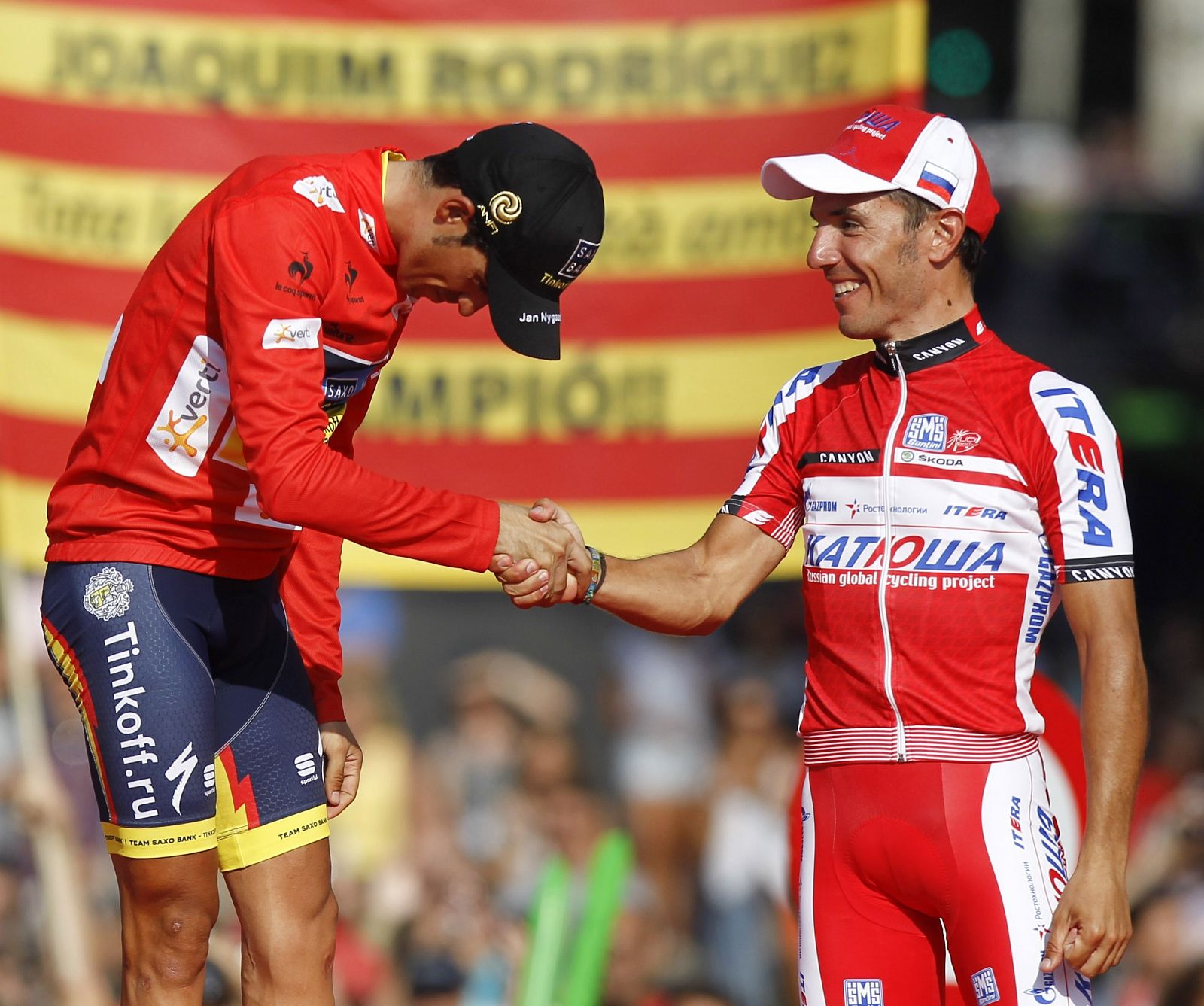 Alberto Contador saluda al tercer clasificado, Joaquím Rodríguez.