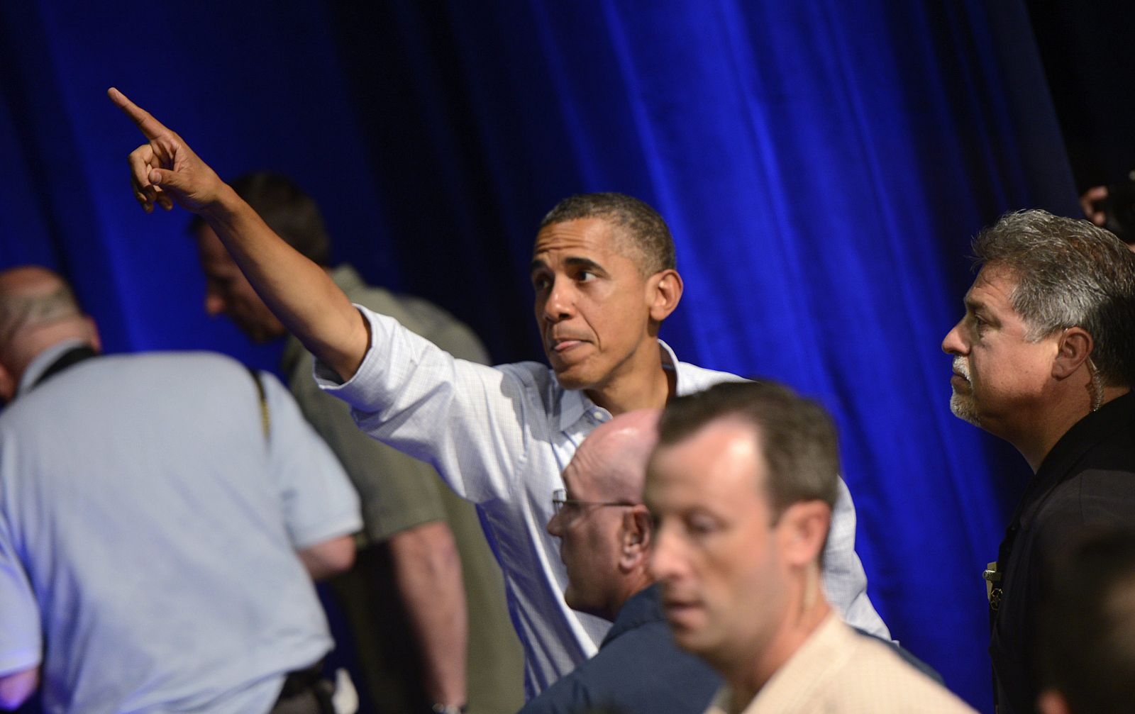 El presidente de EE.UU., Barack Obama, señala hacia el público durante un evento de campaña en Florida.