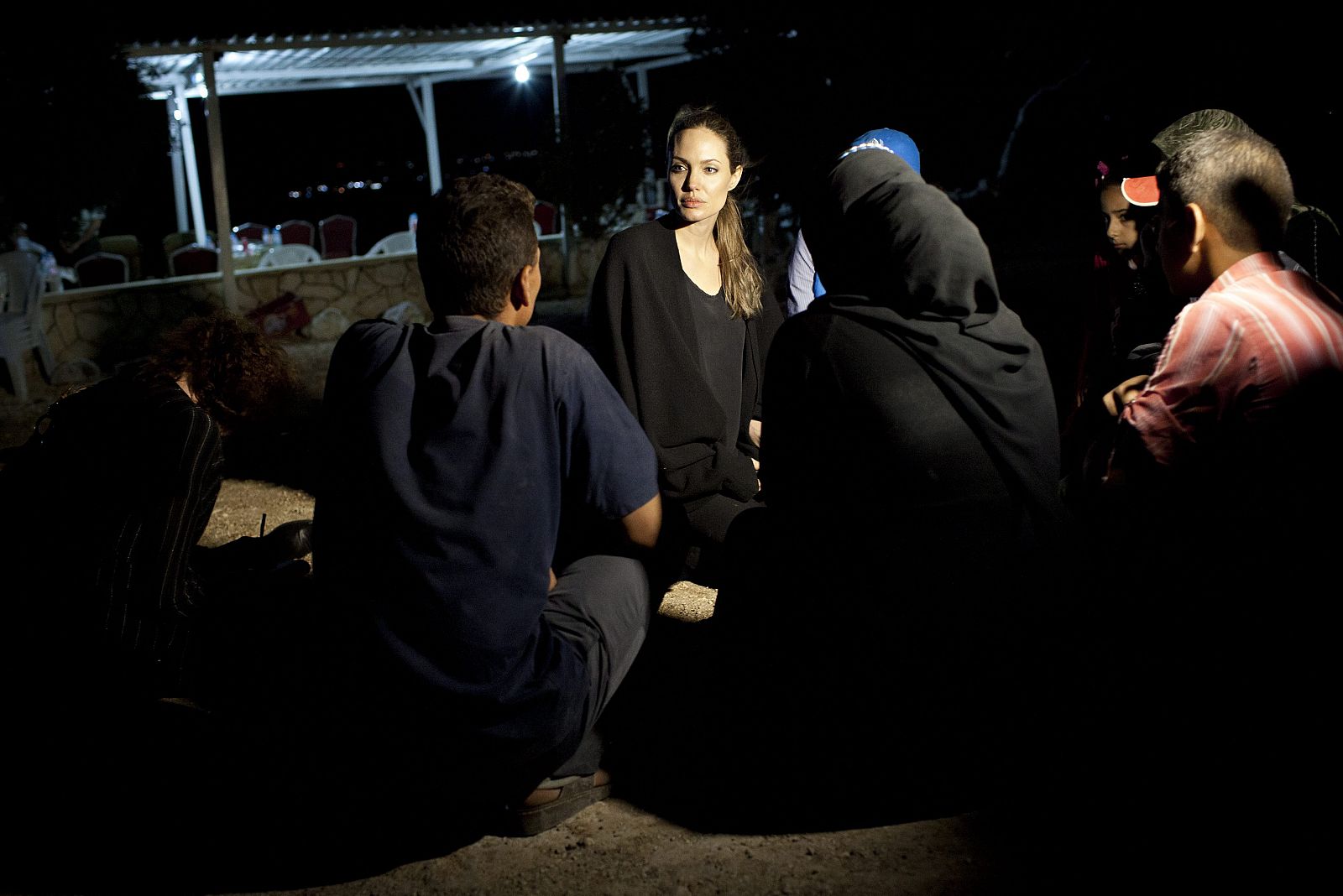 Fotografía cedida por la Agencia de las Naciones Unidas para los Refugiados (ACNUR) donde aparece la enviada especial Angelina Jolie.